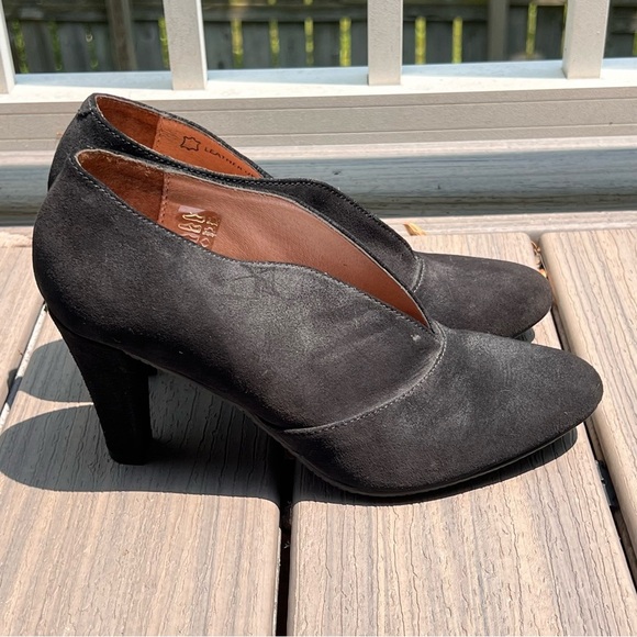 Eric Michael Black Suede Ankle Boots Sleek and Comfortable - Picture 3 of 8